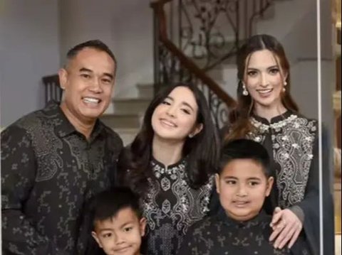 Portrait of Nia Ramadhani Reveals Matching Eid Outfit to be Worn with Family