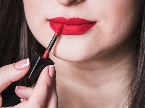 Rekomendasi Lipstik yang Tahan Lama dan Cocok untuk Warna Kulit Terbaru Edisi 2024