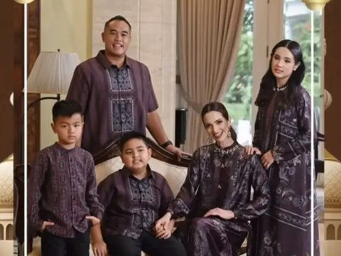 Portrait of Nia Ramadhani Reveals Matching Eid Outfit to be Worn with Family