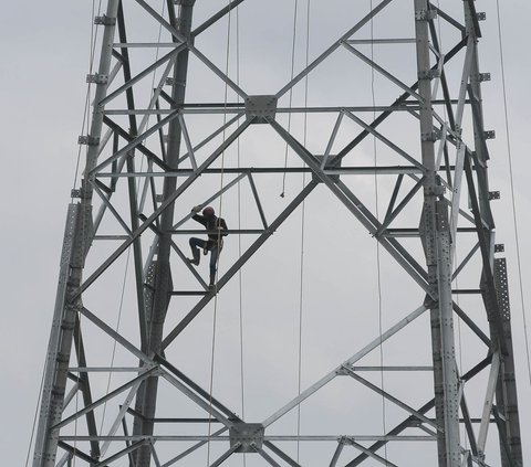 FOTO: PLN Terus Genjot Infrastruktur Kelistrikan