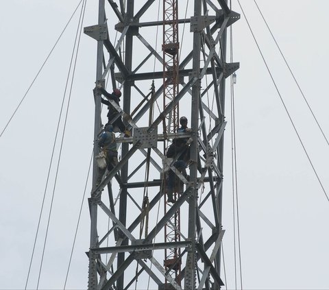 FOTO: PLN Terus Genjot Infrastruktur Kelistrikan