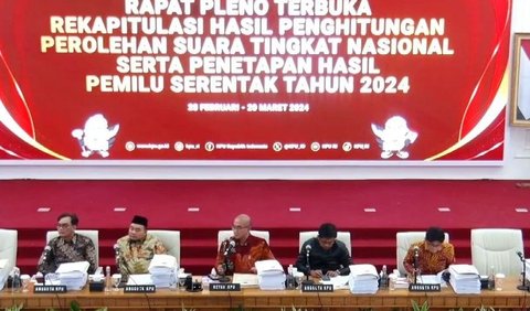 Setelah mendengarkan pemaparan KPU Sulawesi Barat, Hasyim melakukan pengesahan. <br>