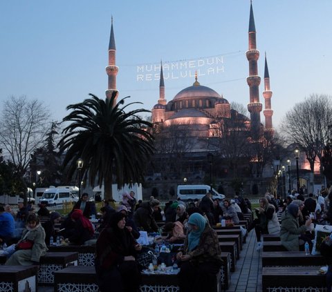 FOTO: Semarak Ramadan di Turki, Waktu Buka Puasa Ditandai Tembakan Meriam