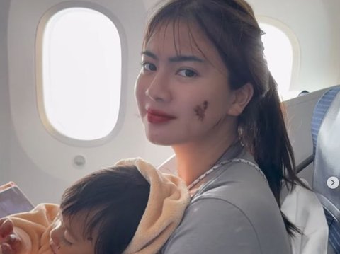 Potret Felicya Angelista Wajahnya Belepotan Cokelat saat Momong Anak di Pesawat, Kocak Banget!