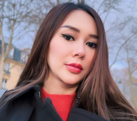 Dipuji Secantik Barbie, Potret Aura Kasih Tampil Modis & Stunning saat Liburan di Paris Jadi Sorotan