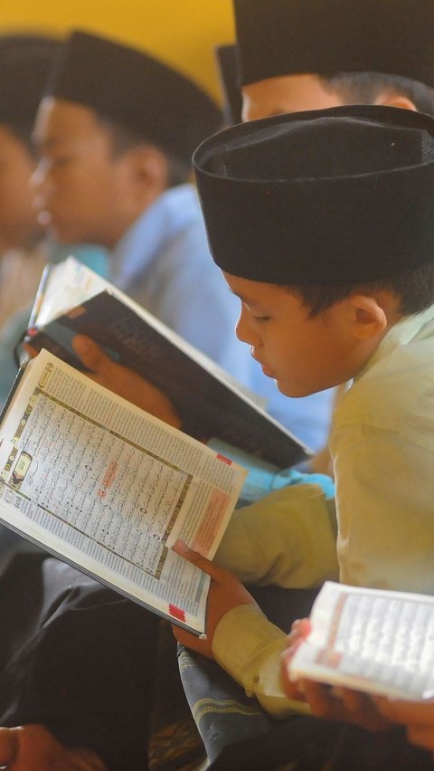 Wajah-wajah mereka tampak penuh ketenangan dan khidmat, menunjukkan kecintaan mereka terhadap kitab suci umat Islam. Foto: merdeka.com / Arie Basuki