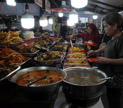 Hidangan Nasi Kapau yang kaya rempah menjadi salah satu incaran para pencinta kuliner di Jakarta <br><br>Menu buka puasa ini bahkan menjadi favorit karena cita rasanya yang gurih hingga dapat menambah nafsu makan. Foto: merdeka.com / Imam Buhori<br>