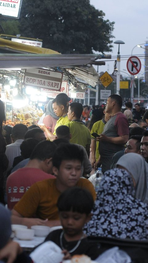 Mereka menunggu waktu menjelang berbuka puasa di sentra kuliner dengan menyajikan Nasi Kapau khas Sumatera Barat itu. Foto: merdeka.com / Imam Buhori
