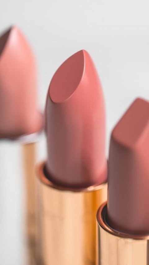 <b>Lipstik dengan Warna Nude </b>
