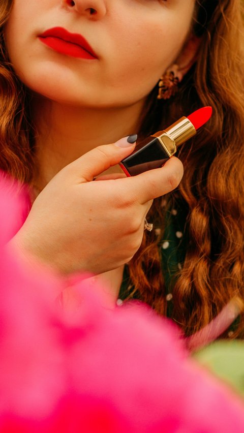 <b>Lipstik dengan Warna Merah Cerah</b>