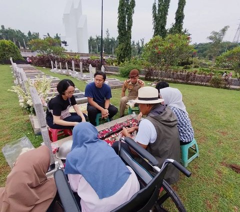 Potret Wakapolri Lulusan Terbaik Nyadran Bareng Keluarga, Pemuda di Sampingnya Berseragam Taruna AAL Bikin Salfok