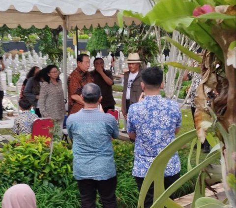 Potret Wakapolri Lulusan Terbaik Nyadran Bareng Keluarga, Pemuda di Sampingnya Berseragam Taruna AAL Bikin Salfok