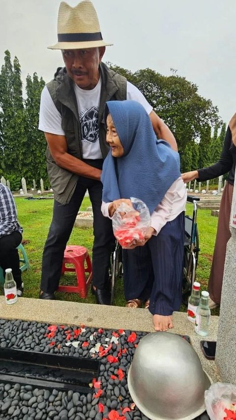 Potret Wakapolri Lulusan Terbaik Nyadran Bareng Keluarga, Pemuda di Sampingnya Berseragam Taruna AAL Bikin Salfok