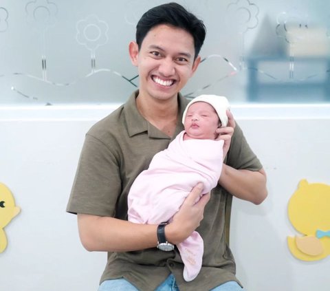 Kini jadi Ayah, ini Potret Bahagia Belva Devara CEO Ruangguru Gendong Anak Pertama