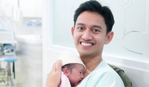 Potret Belva yang sedang menggendong Baby Launa langsung mencuri perhatian netizen. Mereka menuliskan berbagai komentar.<br>