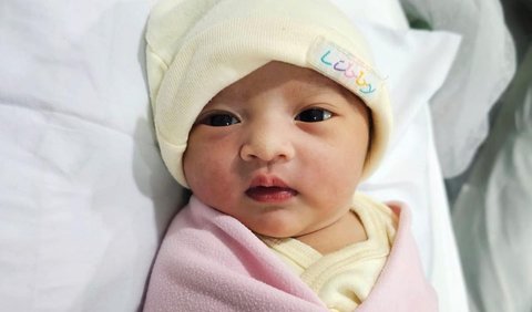 Ada juga yang salfok dengan potret Baby Launa. Baby Launa memiliki wajah cantik sejak lahir.<br>