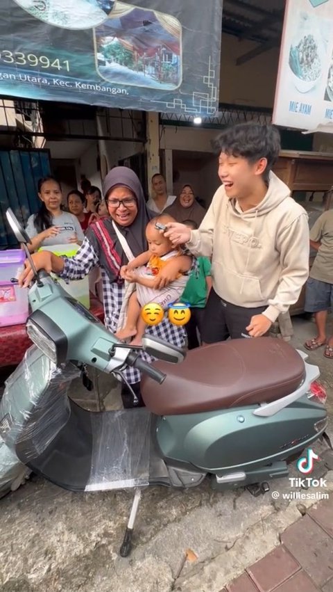 <b>Dagangan Takjil Belum Laku Jelang Maghrib, Ibu Ini Menangis Haru saat Diborong dan Dibayar dengan Motor Baru</b><br>