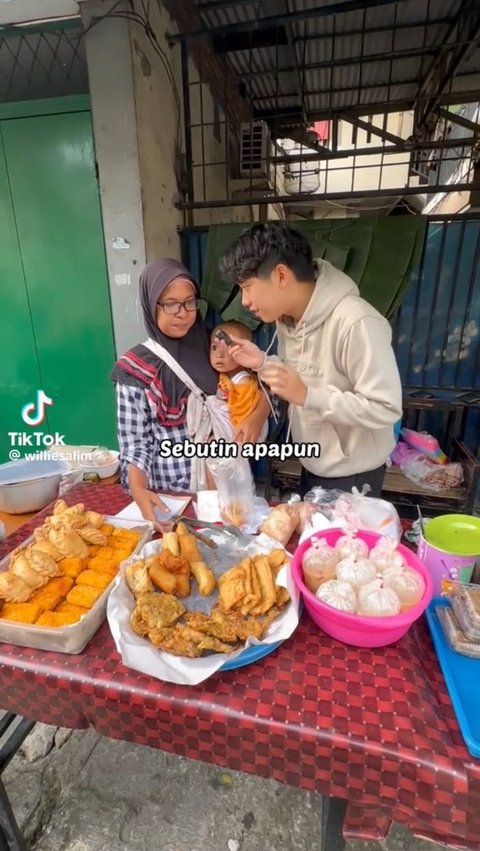 Dagangan Takjil Belum Laku Jelang Maghrib, Ibu Ini Menangis Haru saat Diborong dan Dibayar dengan Motor Baru