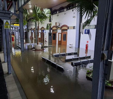 Stasiun Tawang Banjir, Empat Kereta Api Dialihkan ke Stasiun Poncol