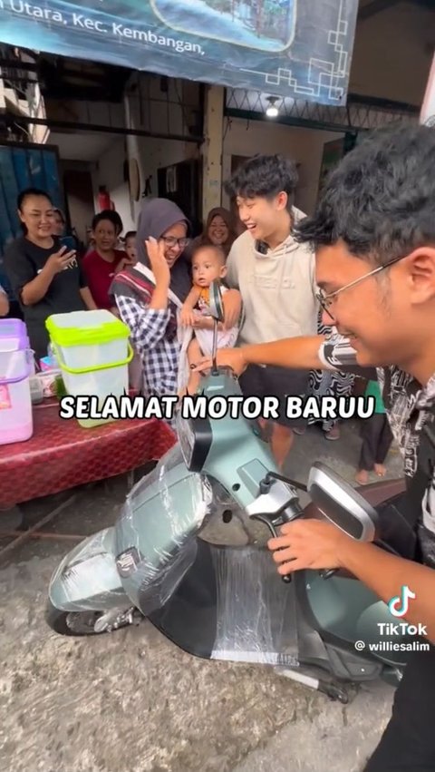 Dagangan Takjil Belum Laku Jelang Maghrib, Ibu Ini Menangis Haru saat Diborong dan Dibayar dengan Motor Baru