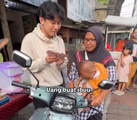 Dagangan Takjil Belum Laku Jelang Maghrib, Ibu Ini Menangis Haru saat Diborong dan Dibayar dengan Motor Baru