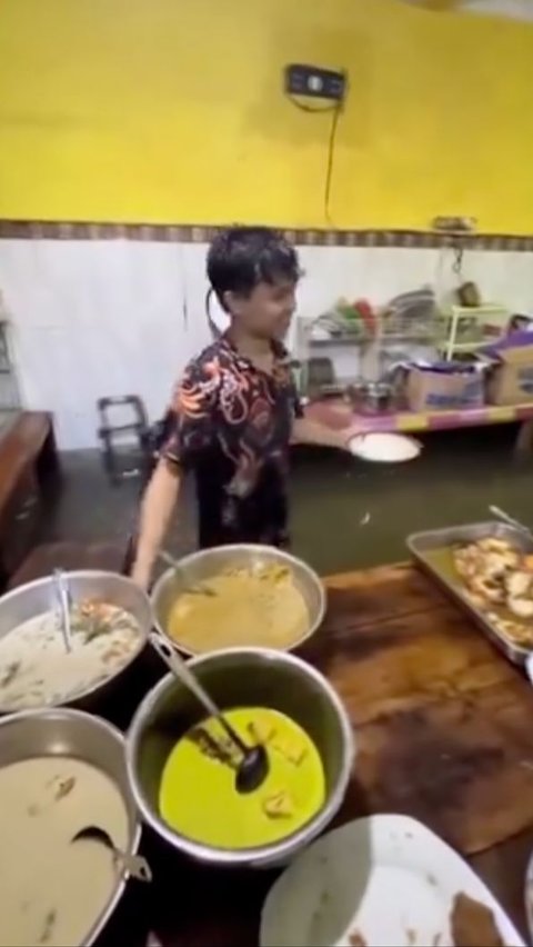 <b>Viral Warteg di Semarang Ini Tetap Jualan Meski Banjir, Santai Layani Pembeli saat Sahur</b><br>