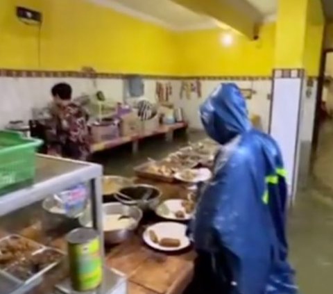 Viral Warteg di Semarang Ini Tetap Jualan Meski Banjir, Santai Layani Pembeli saat Sahur