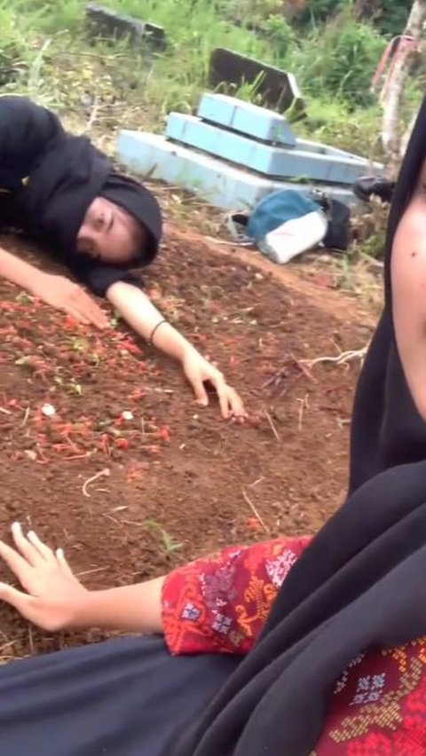 Viral Momen Dua Wanita Ziarah Ke Makam Sahabatnya, Ungkap Kerinduan yang Mendalam<br>