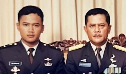 Terlihat Adi dan sang ayah berpose bersama menggunakan Pakaian Dinas Upacara (PDU).<br>