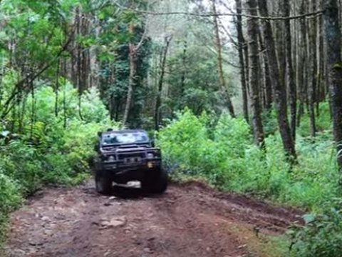 Momen Keseruan Mayjen Kunto Arief Bersama Istri Sebelum Ramadan, Main Mobil Offroad di Cikole Bandung