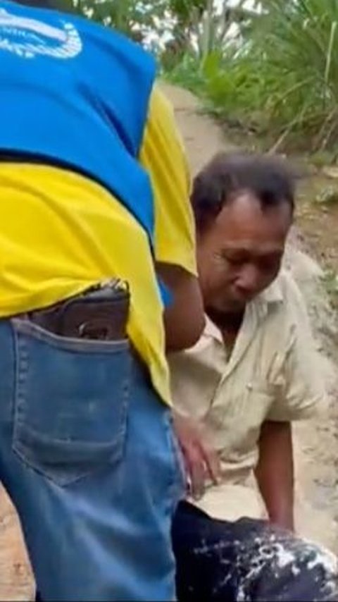 Viral Momen Pilu Bapak Penjual Bandros Terjatuh, Adonannya Tumpah Semua