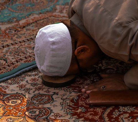 Doa Sujud Terakhir Arab Latin dan Artinya, Pahami Hukumnya