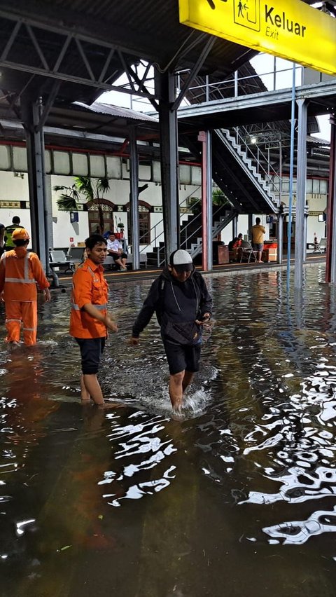 KAI Batalkan Perjalanan Kereta Api Akibat Banjir Semarang, Ini Daftar Kereta Terdampak