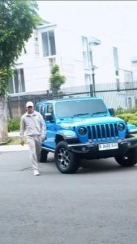 Fadly Faisal menyusul memamerkan mobil barunya Jeep Rubicon berwarna biru.