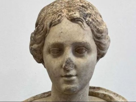 Sedang Bangun Tempat Parkir, Pekerja Temukan Patung Wanita Cantik Romawi Berusia 1.800 Tahun