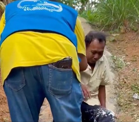 Viral Momen Pilu Bapak Penjual Bandros Terjatuh, Adonannya Tumpah Semua