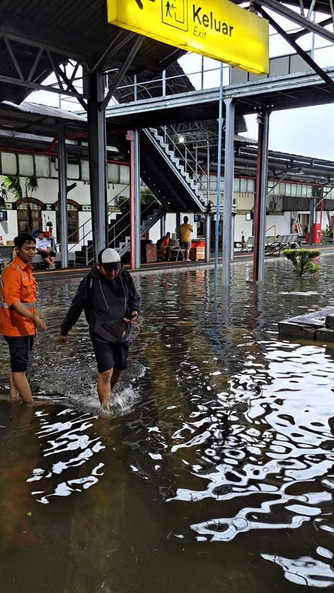 Semarang Banjir, Sejumlah Kereta Api ke Surabaya Alami Keterlambatan