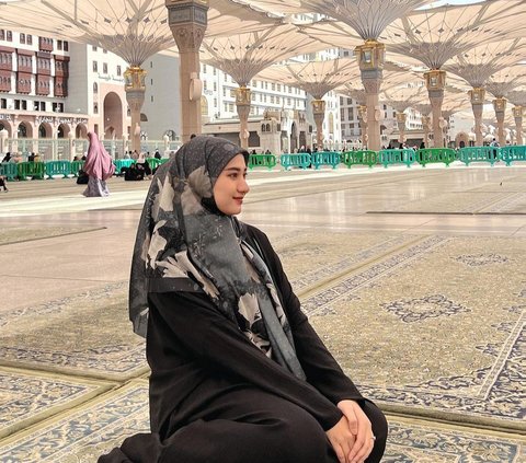10 Latest Photos of Nadzira Shafa, the Late Ameer's Wife, Performing Noble Deeds in the Holy Land