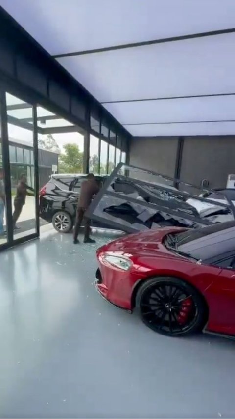 Mobil Xpander Nyelonong ke Showroom Mobil Mewah, Porsche Rp8,9 Miliar Ringsek Ditabrak