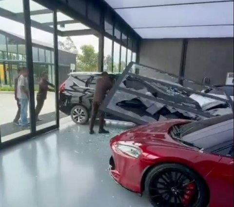 Mobil Xpander Nyelonong ke Showroom Mobil Mewah, Porsche Rp8,9 Miliar Ringsek Ditabrak