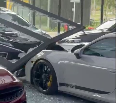 Mobil Xpander Nyelonong ke Showroom Mobil Mewah, Porsche Rp8,9 Miliar Ringsek Ditabrak