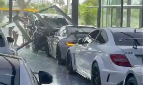 Mobil Xpander Nyelonong ke Showroom Mobil Mewah, Porsche Rp8,9 Miliar Ringsek Ditabrak