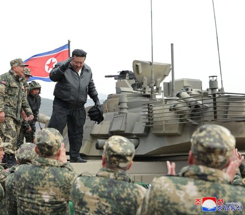 FOTO: Momen Langka Kim Jong-un Kendarai Tank Tempur Korea Utara, Gayanya Bak Serdadu Perang