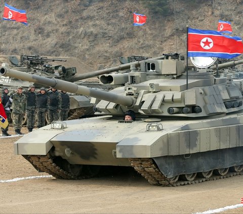 FOTO: Momen Langka Kim Jong-un Kendarai Tank Tempur Korea Utara, Gayanya Bak Serdadu Perang