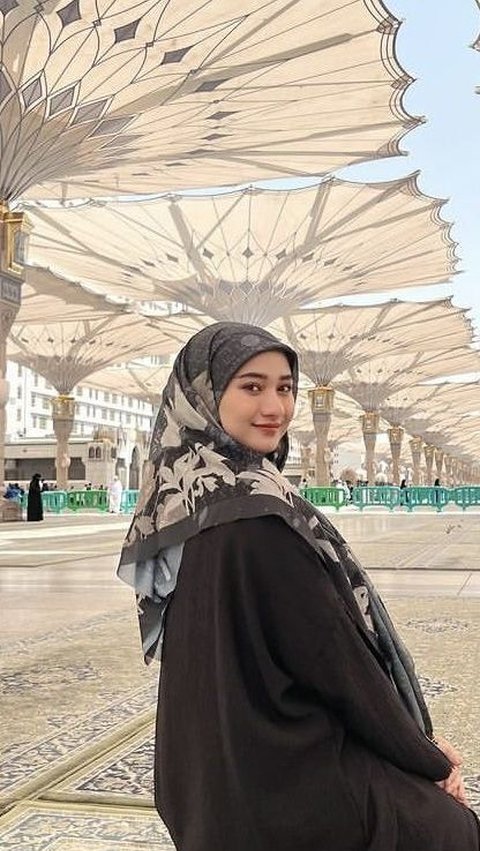 10 Potret Terbaru Nadzira Shafa Istri Mendiang Ameer, Lakukan Aksi Mulia di Tanah Suci<br>