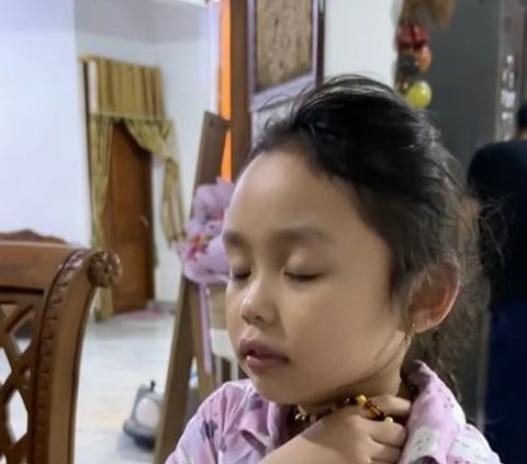So Funny, Cute Lala Struggles to Stay Awake While Learning Sahur