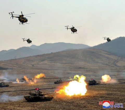 FOTO: Momen Langka Kim Jong-un Kendarai Tank Tempur Korea Utara, Gayanya Bak Serdadu Perang