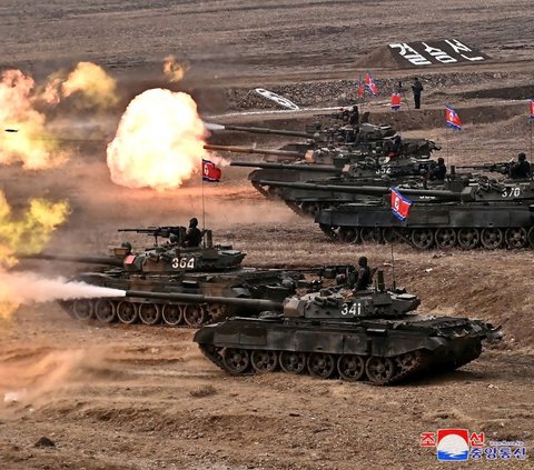 FOTO: Momen Langka Kim Jong-un Kendarai Tank Tempur Korea Utara, Gayanya Bak Serdadu Perang