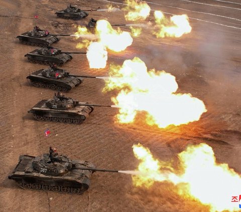 FOTO: Momen Langka Kim Jong-un Kendarai Tank Tempur Korea Utara, Gayanya Bak Serdadu Perang