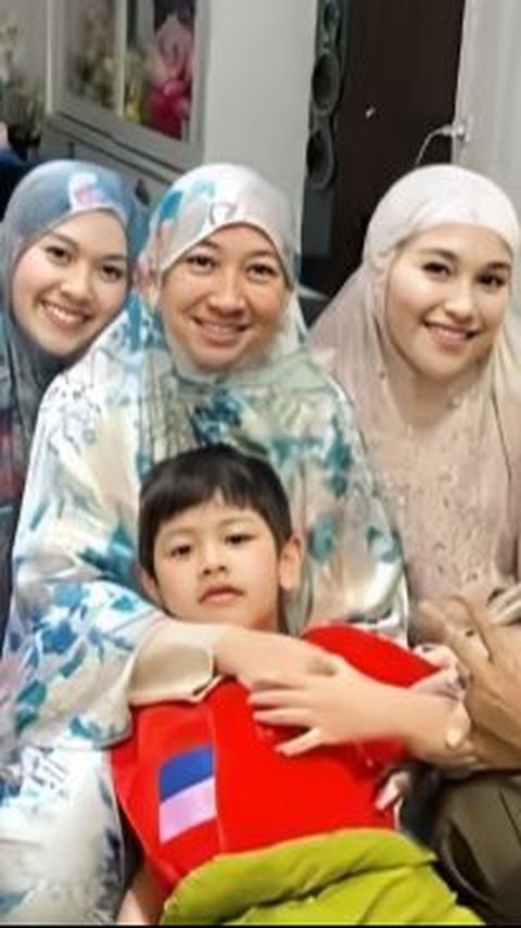 Portrait of Ayu Ting Ting's First Tarawih with Future In-Laws, No Awkwardness Leaning on the Shoulder